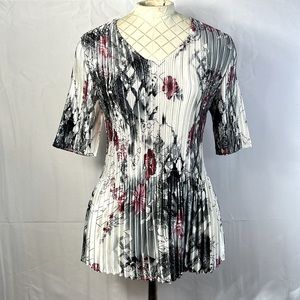 Boutique Brand Short Sleeve Stretch Top Size Med Gray White Red Floral New W/Tag